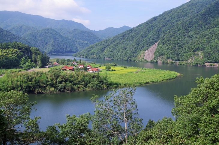 敵坂トンネル手前からは絶景が広がる