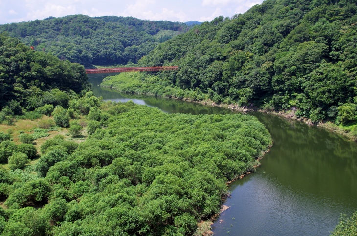 来島ダムにかけられた橋からは赤い橋が見えた。