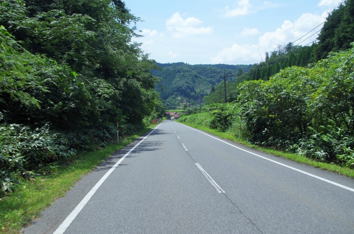 両面を森林で覆われているが、空が広く近い