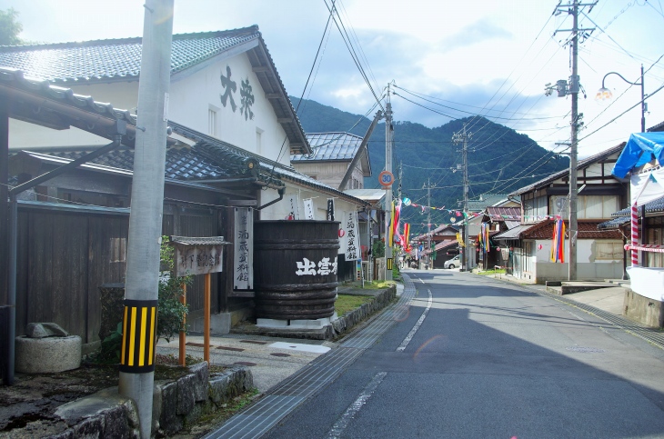 近くの掛合町には竹下登の生家で酒蔵の竹下本店、並んで竹下登記念館もある