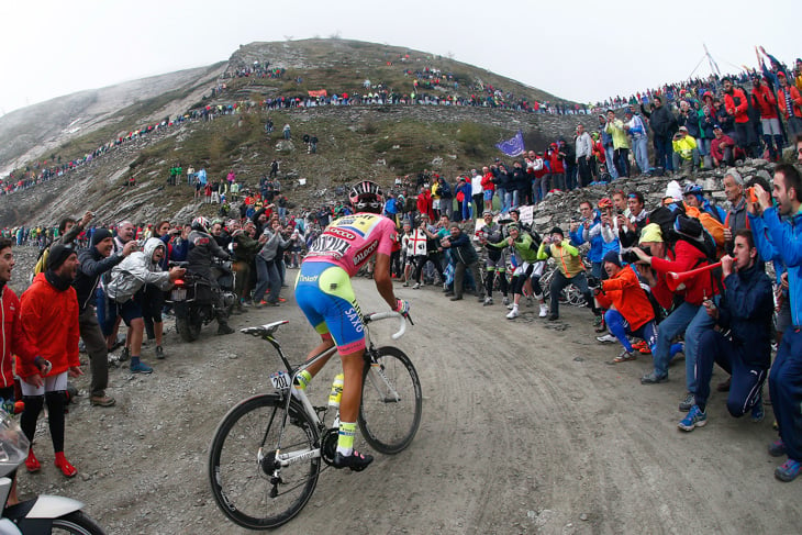 2015年　マリアローザを着てジロ・デ・イタリアのフィネストレ峠を登るアルベルト・コンタドール（ティンコフ・サクソ）