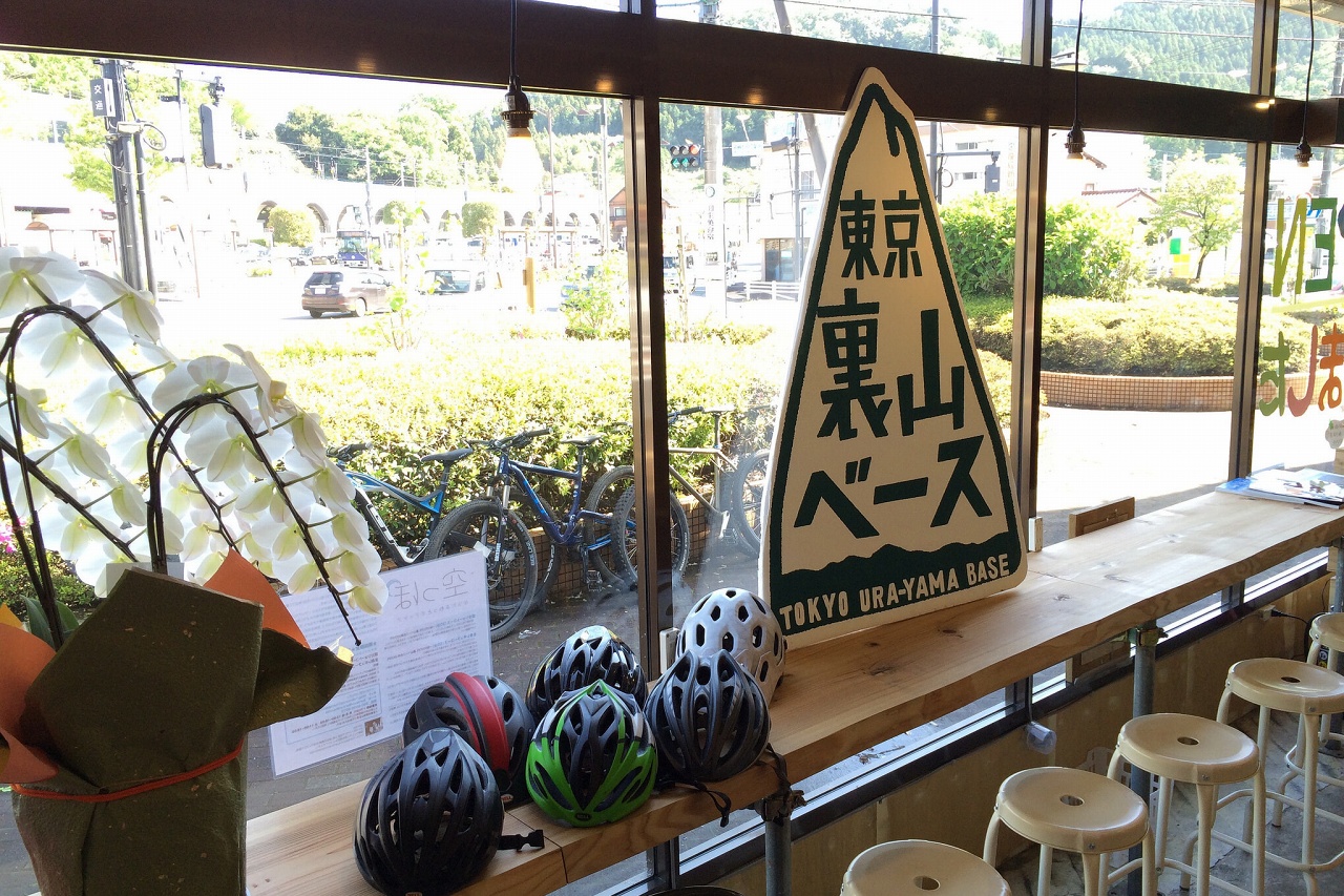 東京裏山ベースは武蔵五日市駅を降りてすぐの場所。カフェも併設する