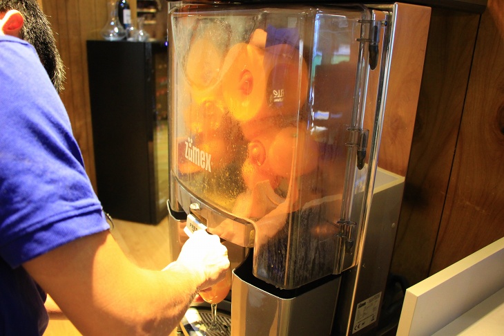 その場で新鮮な100％オレンジジュースを作れる生搾り機