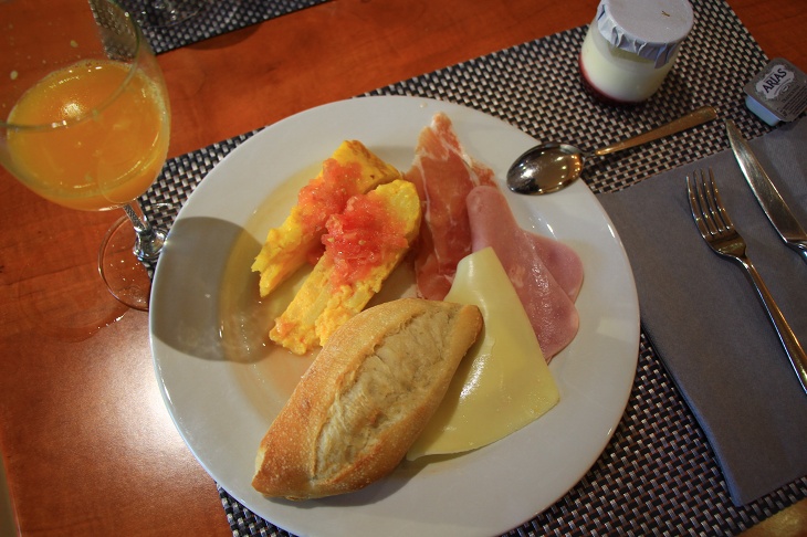 スペインで最初の食事はお洒落な朝食