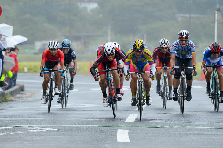 一般上級 スプリント勝負を制した浜島章浩(かねこれーしんぐ)が優勝
