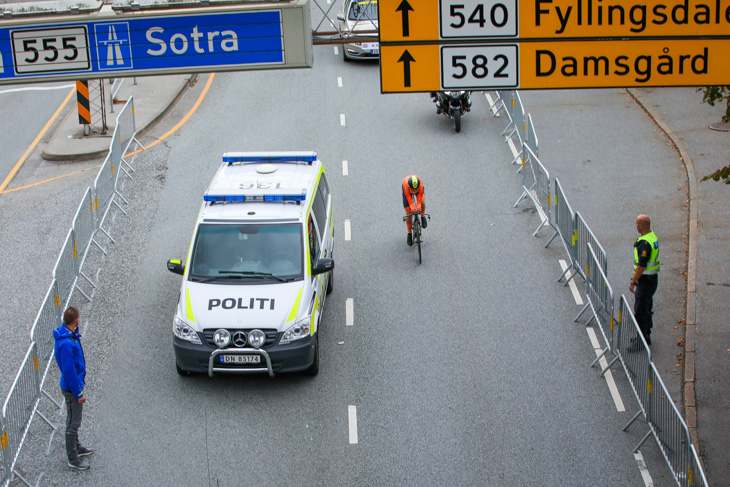 突然止まった警察車両を避けて走るアネミエク・ファンフルーテン（オランダ）