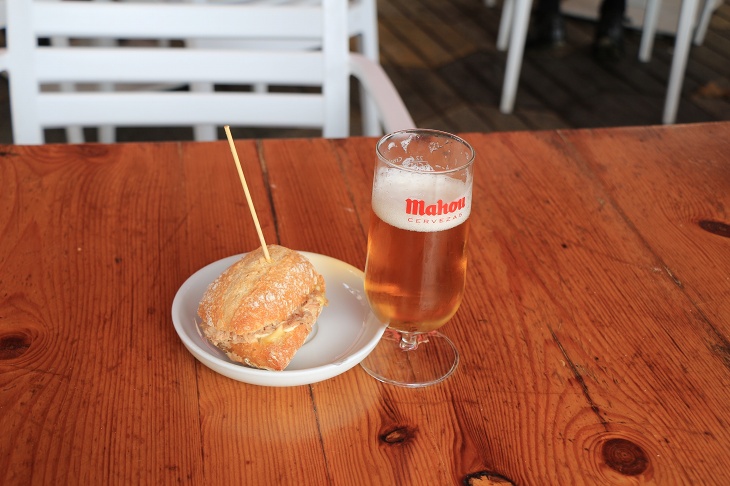 サンドイッチにビールというスタイリッシュな軽食で小腹を満たす