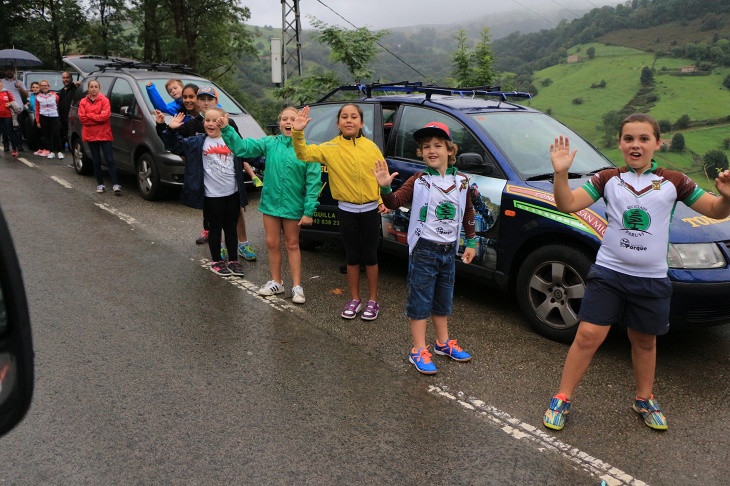 コース途中の1級山岳では現地の子供たちがレースの到来を待っていた
