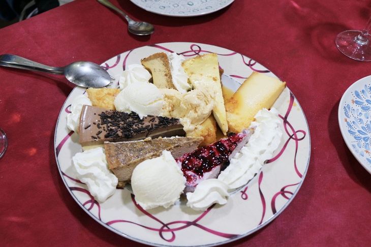 甘いケーキやムースがてんこ盛りのデザートプレート