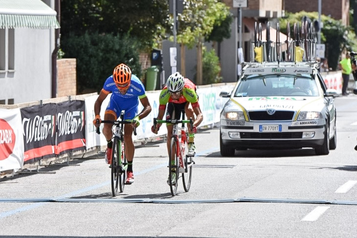 先頭では完全にロードレースの走りだ