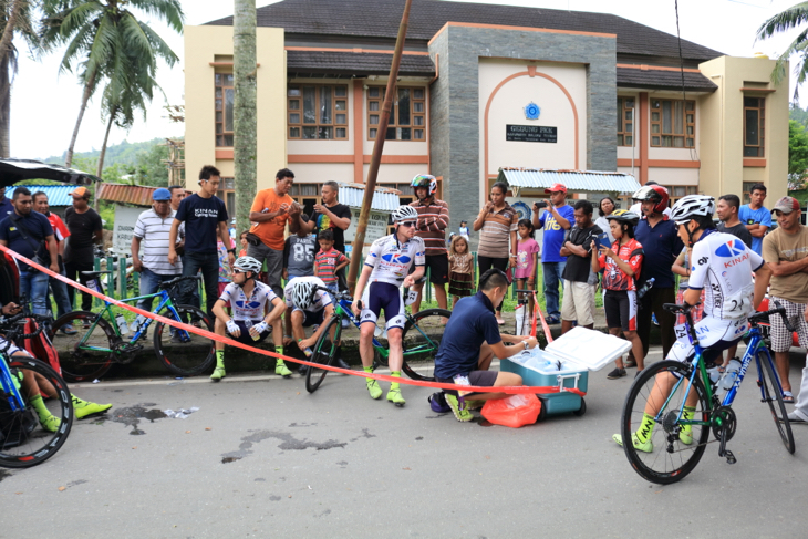 スタートを待つキナンサイクリングチーム。多くの地元客が集まった