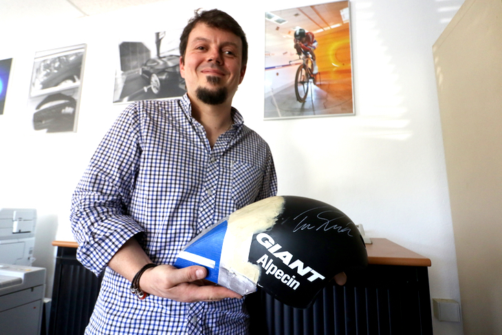 トム・ドゥムラン（オランダ、サンウェブ）と共同開発したというエアロヘルメットのプロトタイプ