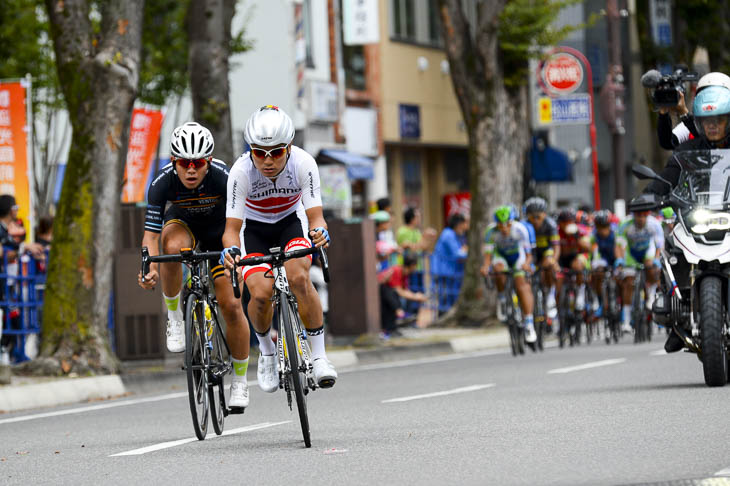 2周目 U23全日本チャンピオンの横山航太(シマノレーシング)、高木三千成(東京ヴェントス)が飛び出すも、直後に集団が迫る