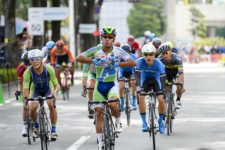 スプリントを制した吉田隼人(マトリックスパワータグ)