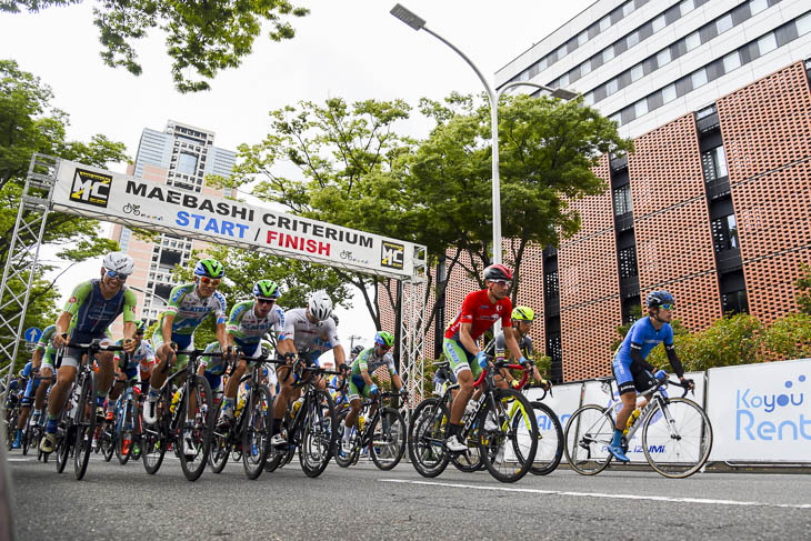 リーダージャージのホセ・ビセンテ(マトリックスパワータグ)を先頭にスタート