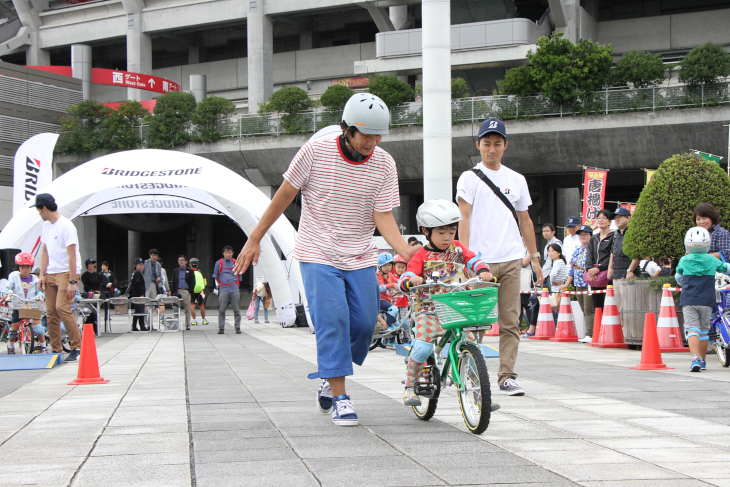 一生懸命自転車を乗りこなそうとするキッズ