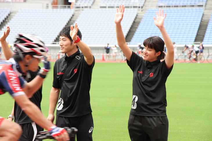 川本選手、相園健太郎選手、藤井美穂選手がファーストライダーを送り出す