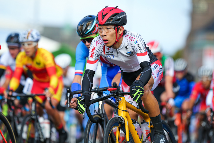 集団内で最終周回に向かう松田祥位(岐阜第一高校)