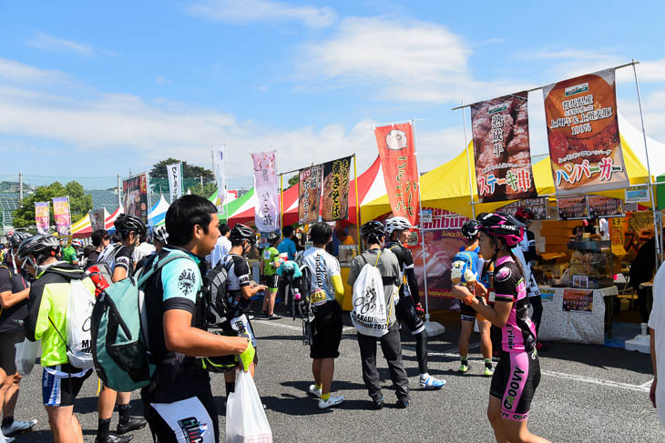 イベント広場には地元グルメの屋台が並んだ