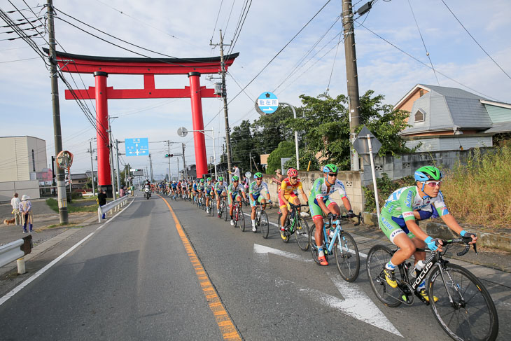 赤城の大鳥居をくぐる集団はマトリックスパワータグが引く