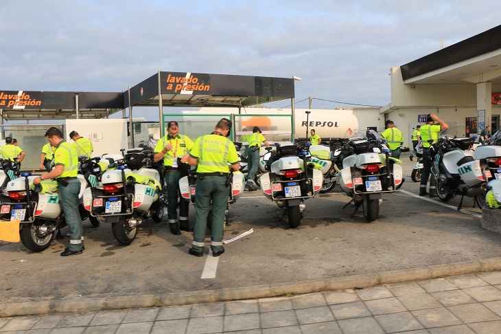 ガソリンスタンドにはレースを警備する白バイが沢山