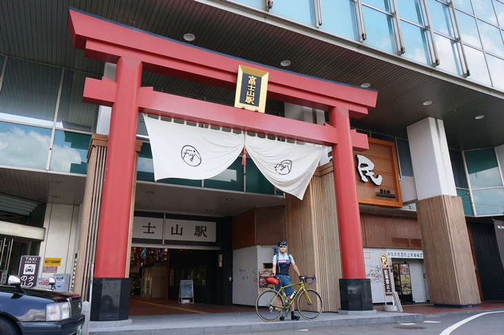 駅前に鳥居がそそり立つ富士山駅は、鉄道業界で人気のデザイナー