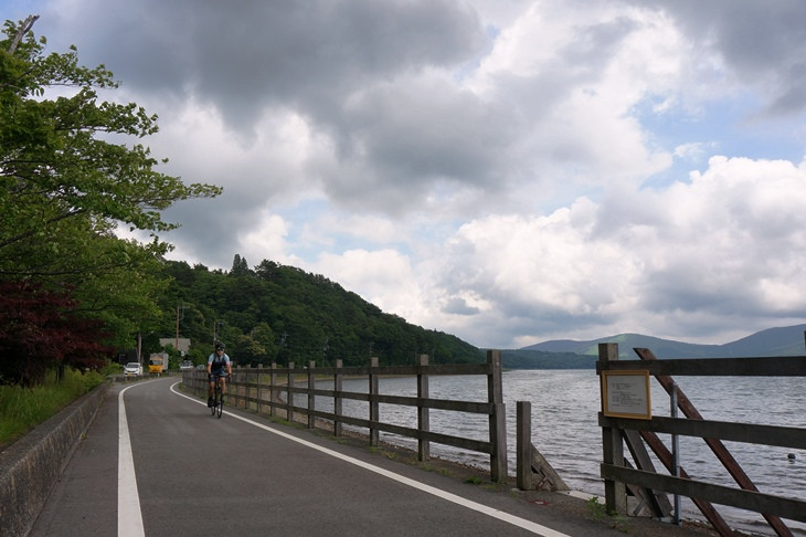 湖畔に沿って一周できる山中湖のサイクリングロードは、天気が良ければ富士山が一望できるのですが…