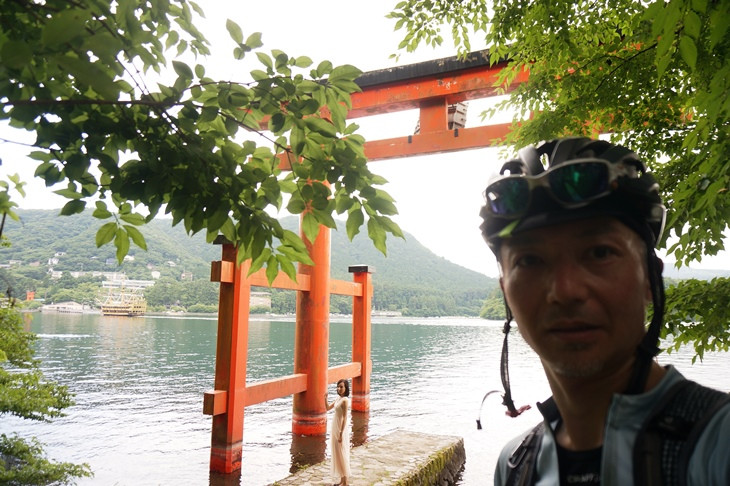 湖上に突き出した箱根神社