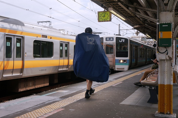 都内で見る青い帯の長野色はちょっと新鮮かも？平日9時台の下り始発列車はさすがに空いていました