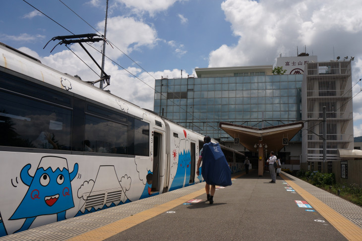 スイッチバック構造の富士山駅で下車。フジサン特急のイラストはよくよく観察するとけっこう面白い(笑)