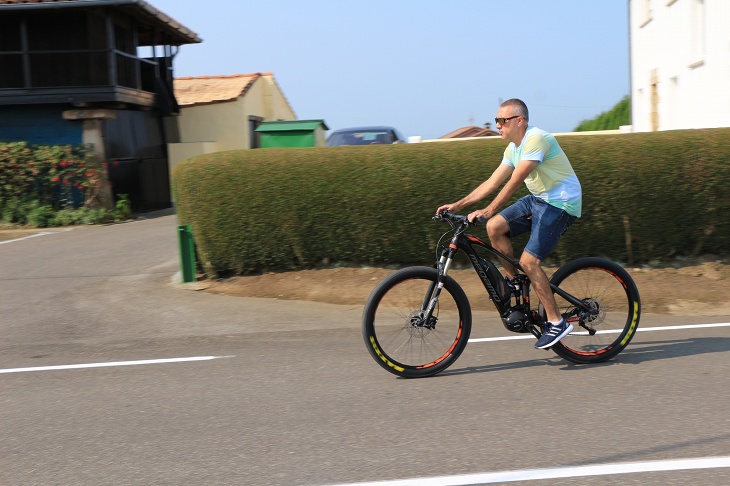 電動自転車で汗1つかかずに登っている人も