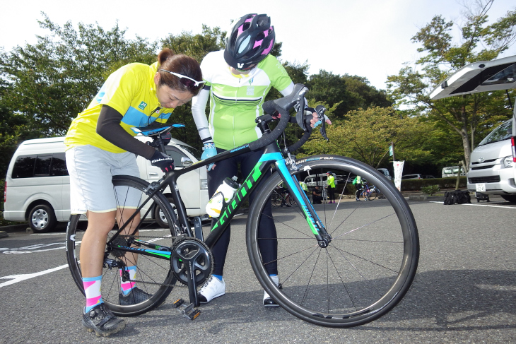 サイクリングガイドはバイクの調整も行ってくれる頼もしい存在だ