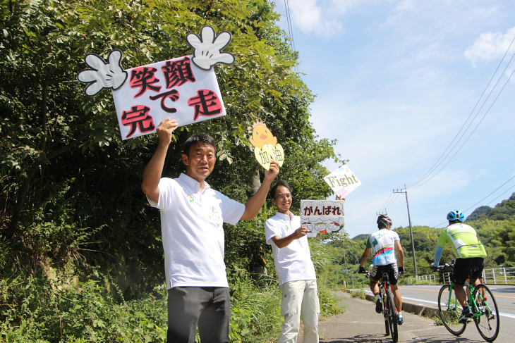 自治体の応援団は給水サポートだけではなく、坂道の途中で励ましてくれた