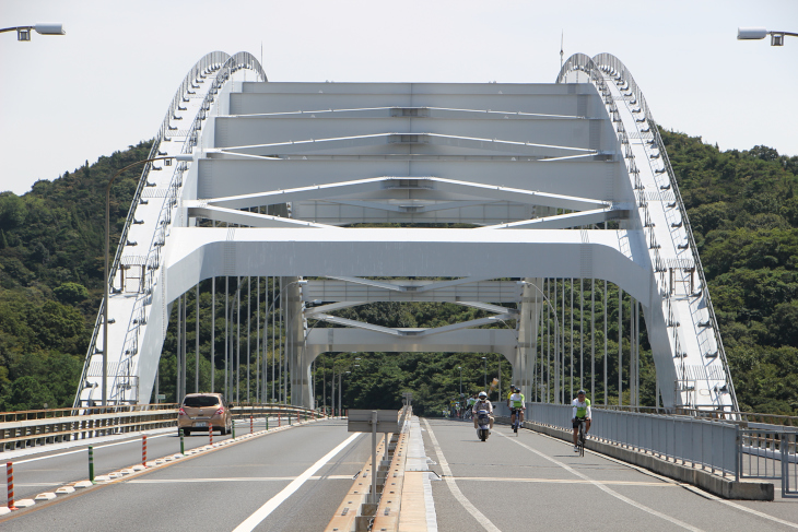 伯方島から大三島に渡る橋は、しまなみ海道唯一のアーチ橋となっている