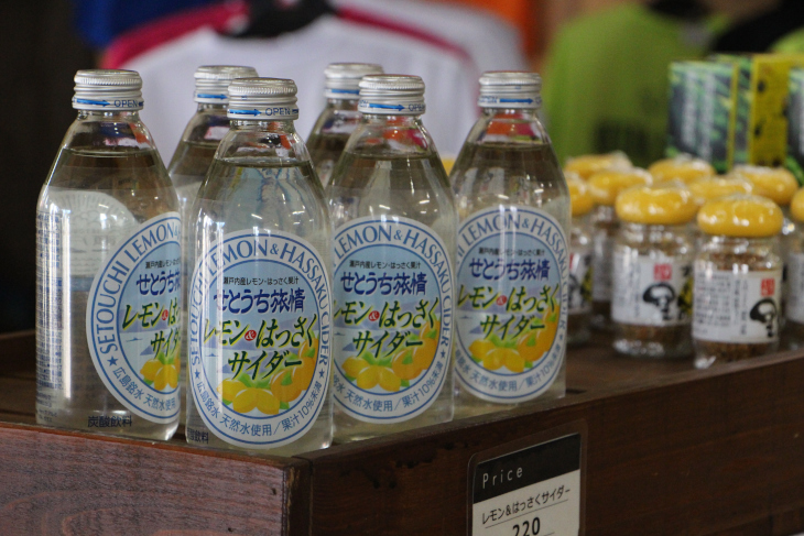 生口島といえばレモン。名産物を使った商品がたくさん並ぶ