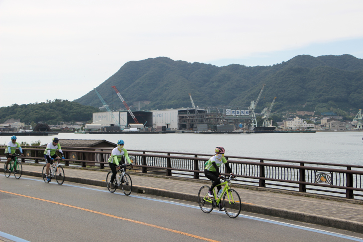 対して因島はなんとなく和の雰囲気を感じる。奥では船を建造中