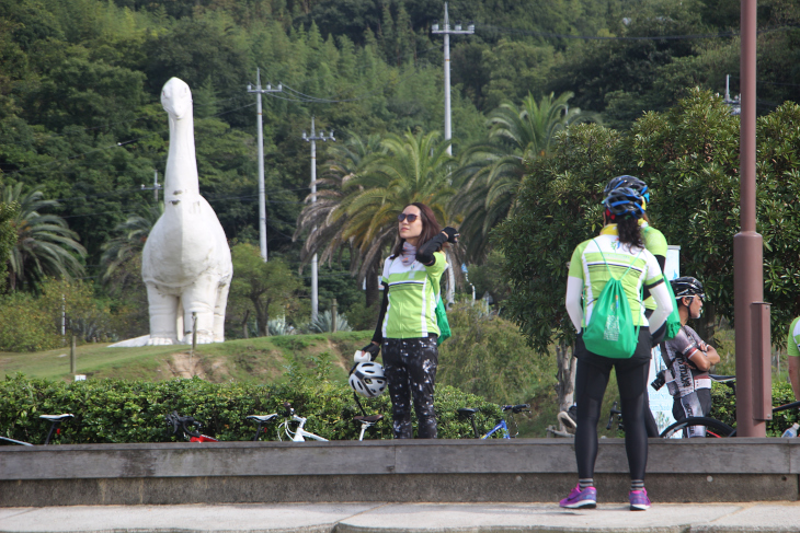 因島アメニティ公園にはなぜか恐竜がいる