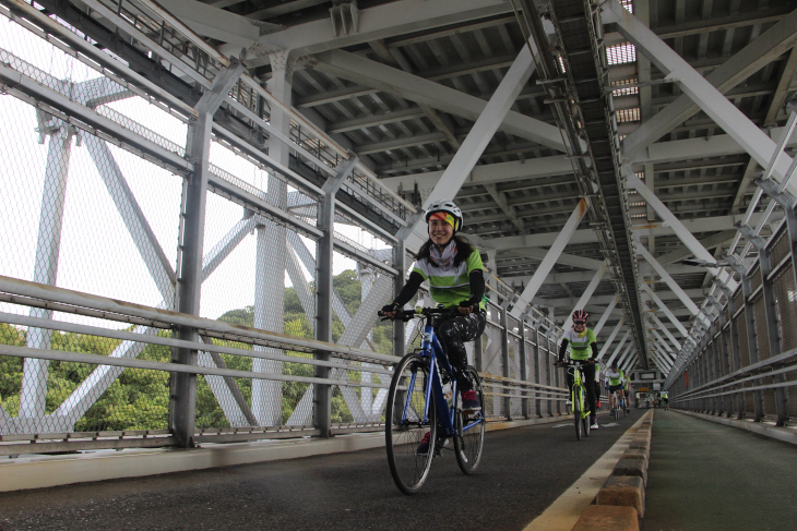 因島大橋は唯一高速道路の下を走る