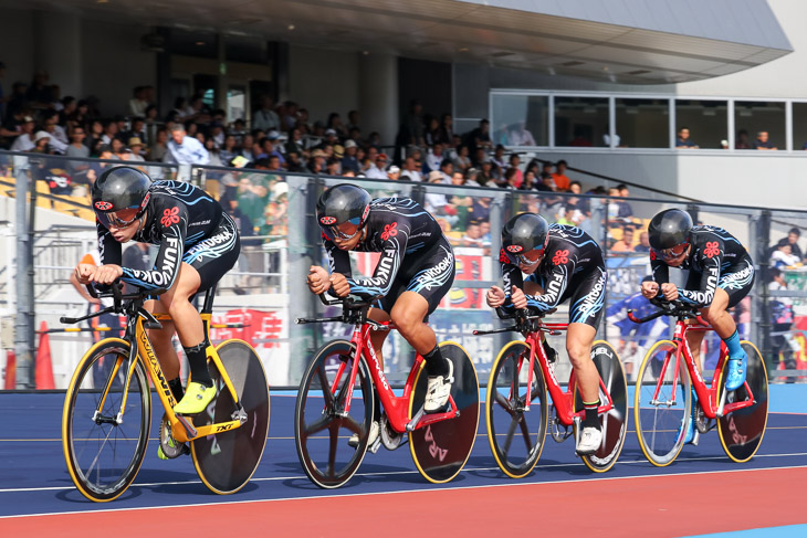 4kmチームパーシュート　4分15秒785の大会新で優勝の福岡（今村、橋本、原井、兒島）