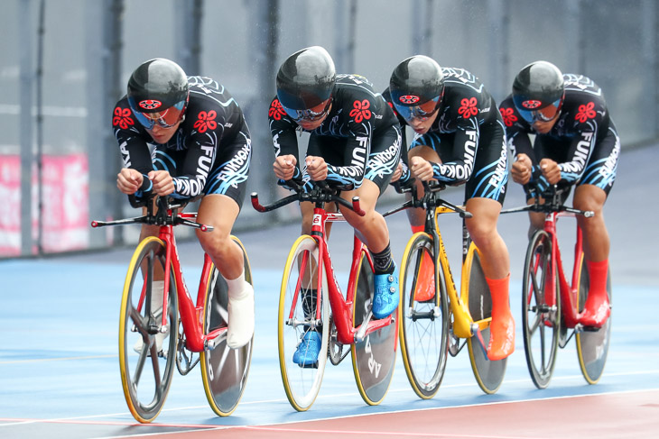 4kmチームパーシュート決勝　1位　福岡（今村、橋本、原井、兒島）4分15秒658　大会新