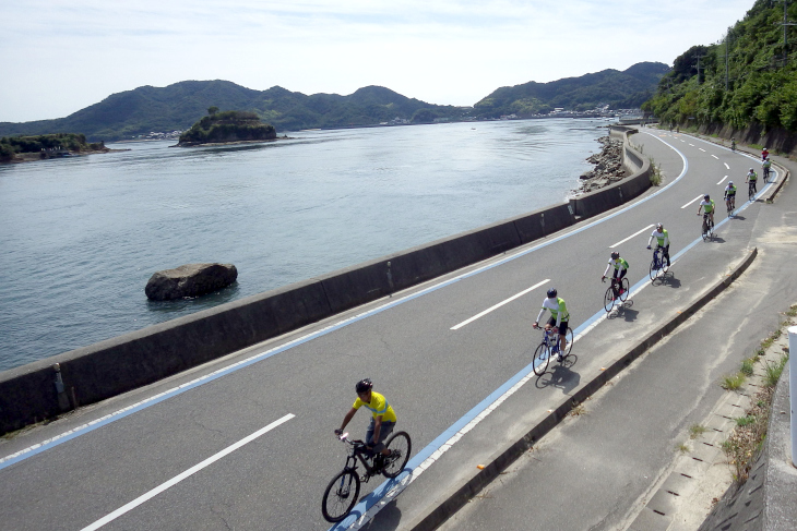 タイミングが合えば激しい潮流を見ることができるという。この日は穏やかな水面であった