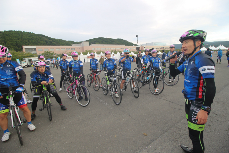 須田晋太郎コーチから安全な走り方のアドバイスを受ける