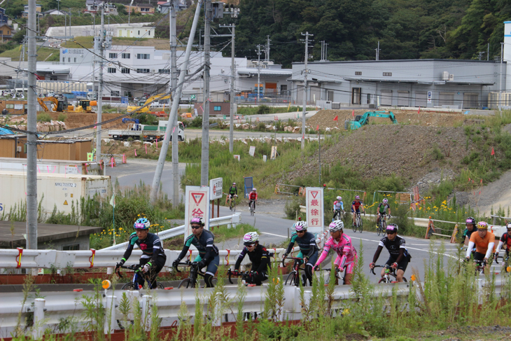 工事の続く被災地を走り抜ける。倒壊した建物はもう見当たらないが、復興はまだ遠い