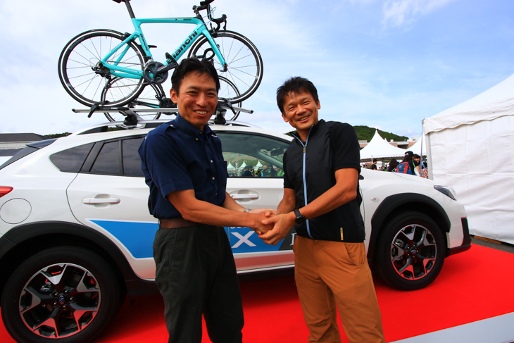 スバル ネクストストーリー推進室主幹・高橋幸一さん(左)と、Yahoo! JAPAN社長の宮坂学さん