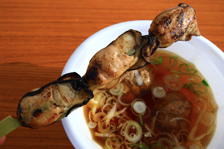 さっそく焼き牡蠣串にサンマのつみれ汁をいただき、舌鼓をうつ