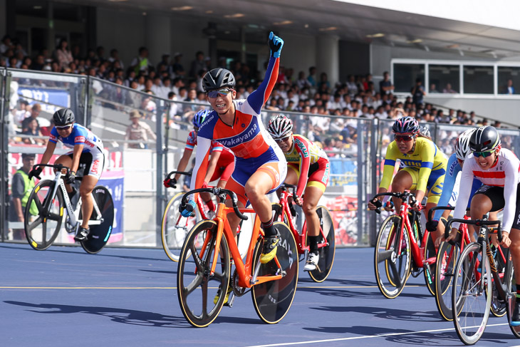 女子スクラッチ決勝　吉川美穂　和歌山(Bizkaia－Durango／Live GARDEN Bici Stelle)	が優勝