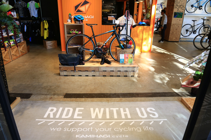 入り口にはカミハギサイクルのメッセージ「RIDE WITH US(一緒に乗ろう)」
