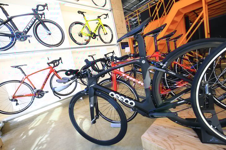 トライアスロンバイクCeepo(シーポ)も。上萩代表はトライアスリートだ
