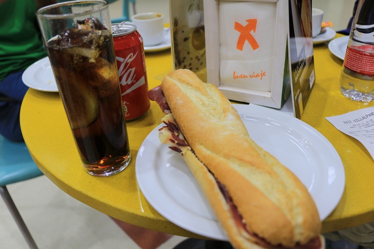 今日の夕食はサンドイッチとコーラだ