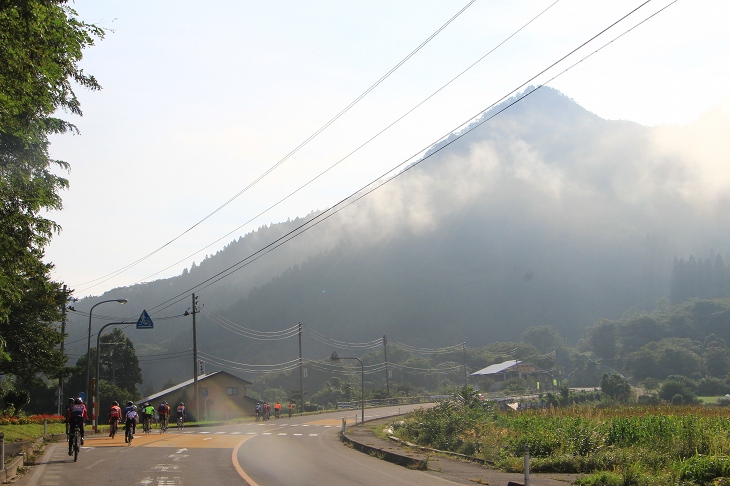 朝もやがかかる山々